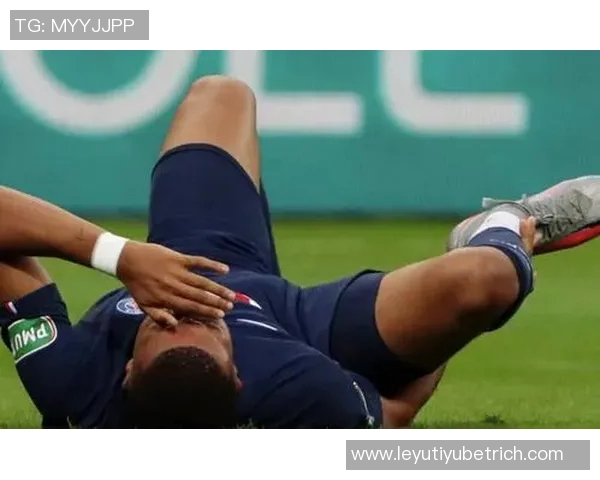 姆巴佩脚踝受伤后仍坚持为国家队出战再度扭伤引发关注